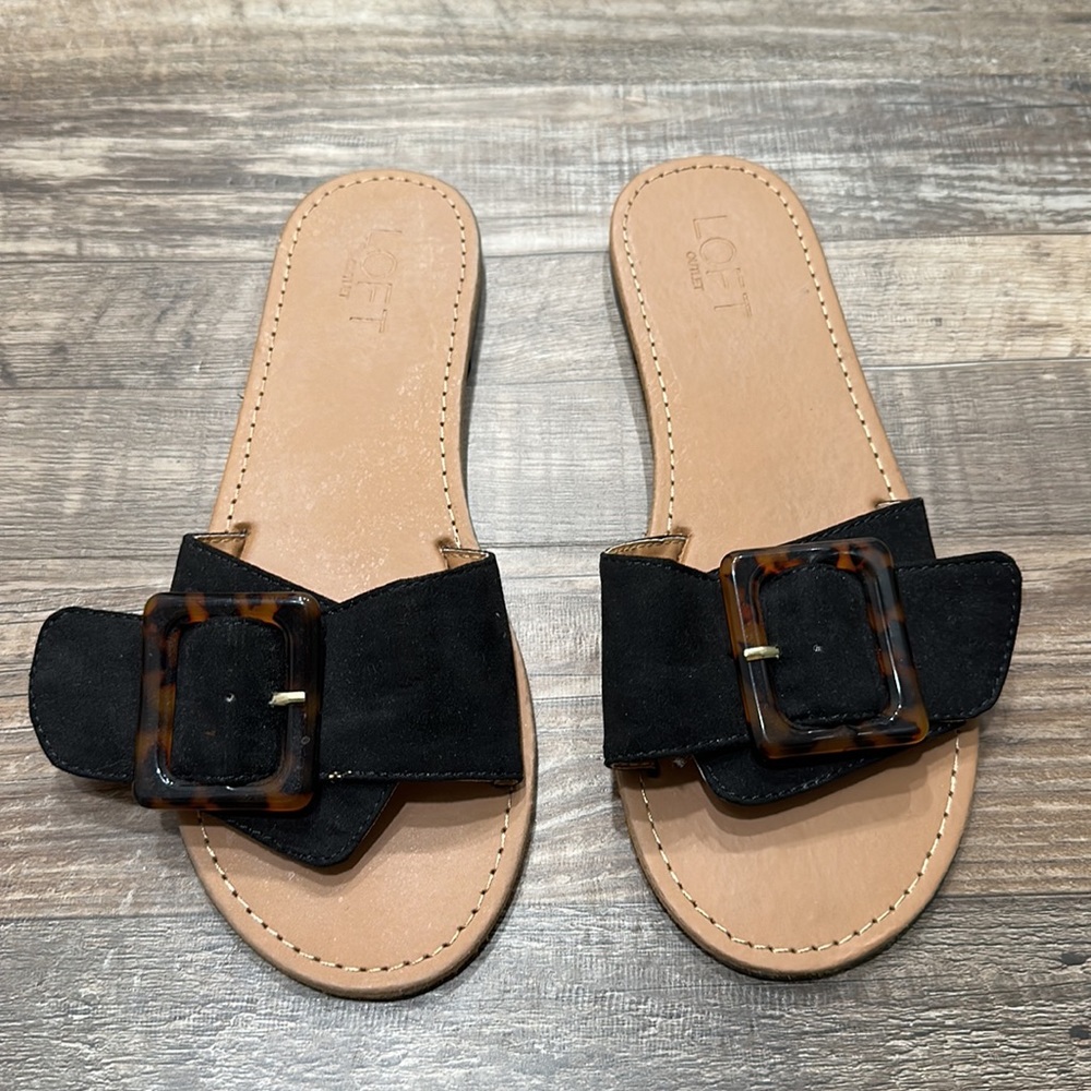 Loft outlet β’ Black strap slip on with tortoise buckle